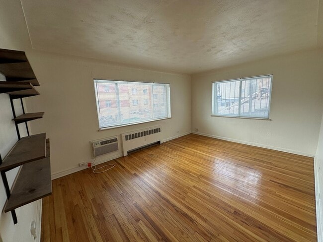 Building Photo - LOCATION!! LOCATION!! Beautiful 1 bedroom, 1 full bath condo in Capitol Hill neighborhood
