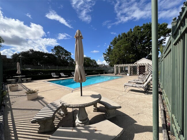 Building Photo - 13014 Leader St