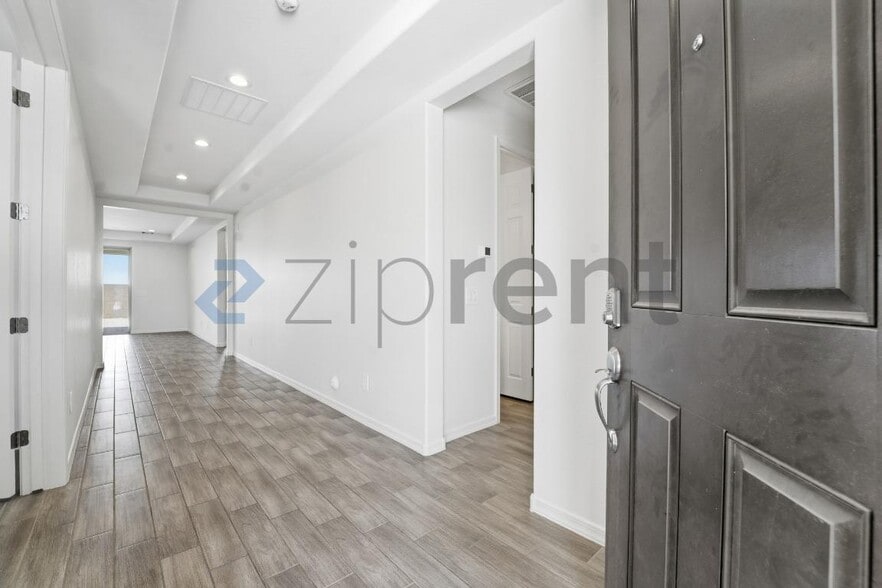 Building Photo - Unit
