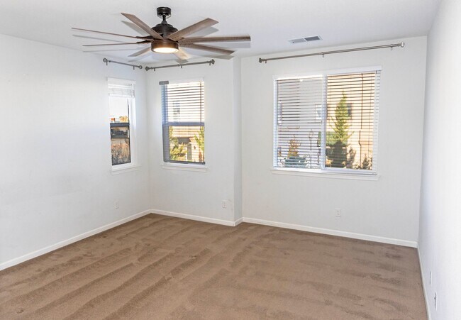 Building Photo - Great Townhome For Rent!