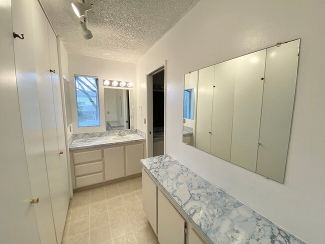 Building Photo - 34 foot boat slip included in rent!  Spacious 3 bedroom Jantzen Beach condo