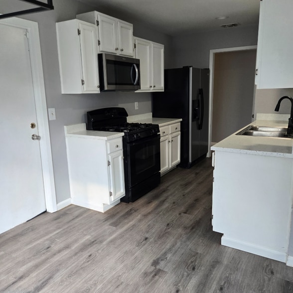 Building Photo - 9450 Bowen Dr