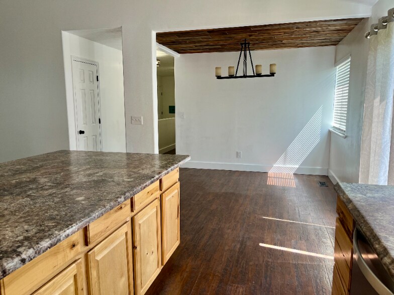 Building Photo - 742 150 S