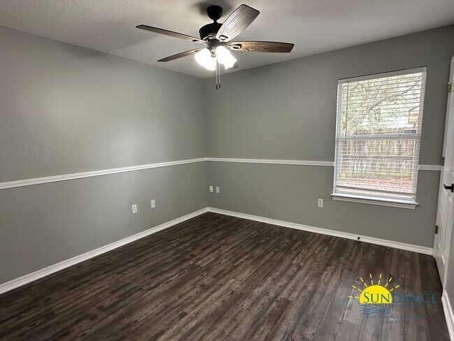 Building Photo - Pet Friendly Charming 3-Bedroom Home in Navarre!