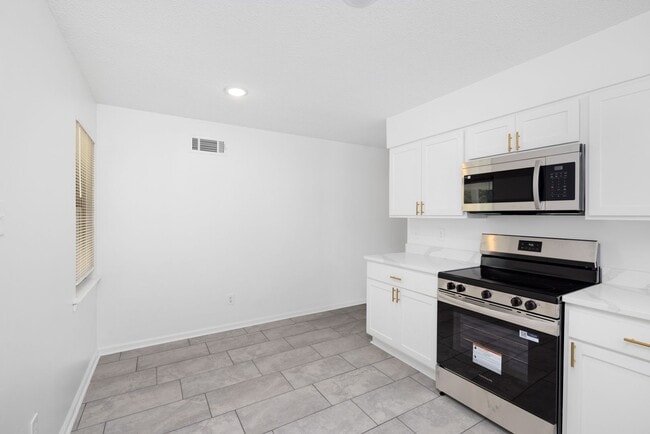 Building Photo - 3 bedroom, 2 bath recently renovated in So...