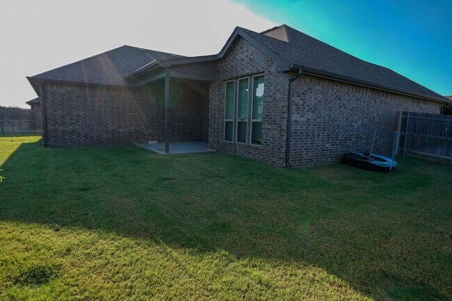 Building Photo - 3 Bed | 2 Bath in New Tulsa!