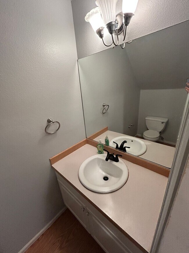 Building Photo - 3 Bed, 2.5 bath Townhome w/1-car garage in Highland Park neighborhood of Renton, $3,150/mo.