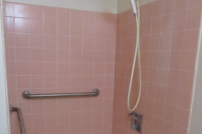 Building Photo - 704 Academy St