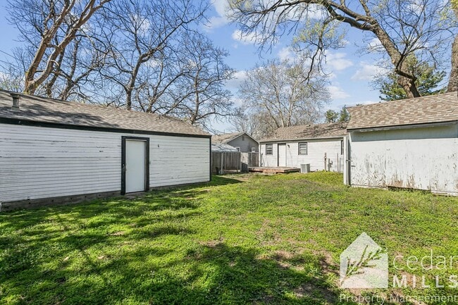 Building Photo - 3 Bedroom in South Wichita with Oversized Garage
