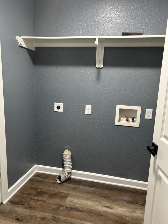 Building Photo - 2310 Townhall Ln