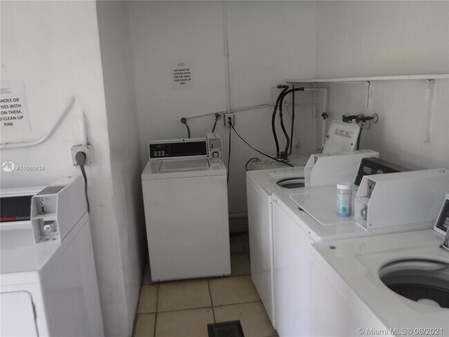 Building Photo - 1045 NE 39th Dr