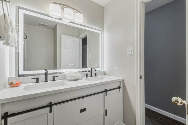 Building Photo - 4506 Silverlake Dr