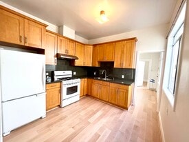 Building Photo - 44A Varennes St