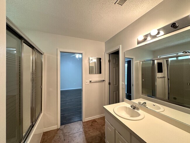 Building Photo - 147 Steeplechase Dr