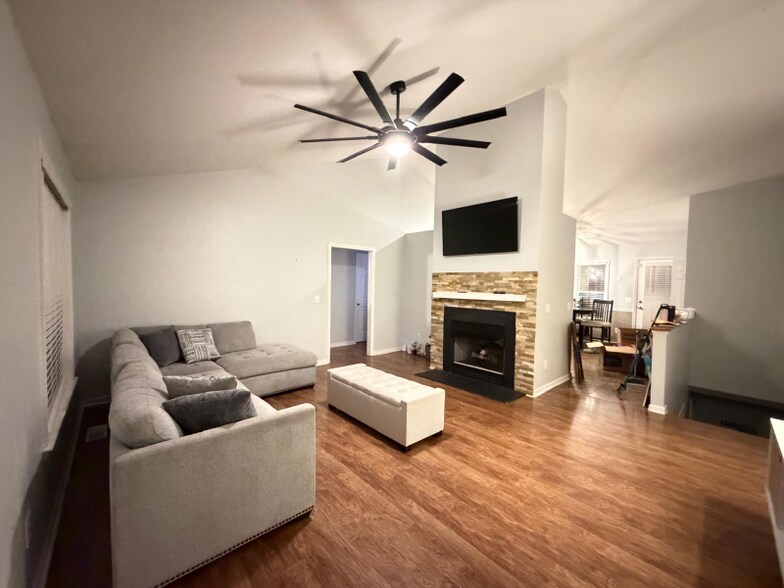 Building Photo - 5933 Old Plank Rd