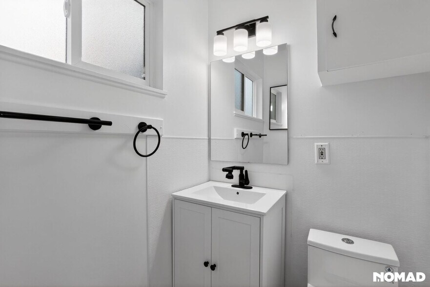 Building Photo - 375 SW Devon Ln