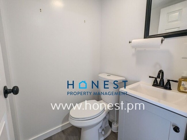 Building Photo - 162 College Ave