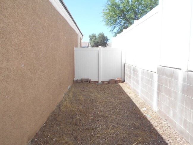 Building Photo - Gated Townhouse in the Heart of North Las ...