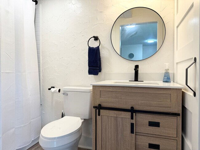 Building Photo - Furnished 1BR Studio w/ Fireplace & Deck – Prime Location!