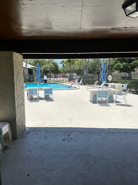 Building Photo - 4215 E Bay Dr