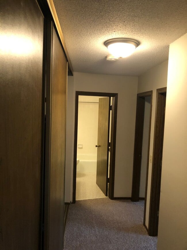 Building Photo - Spacious 2 bedroom in Hopkins!