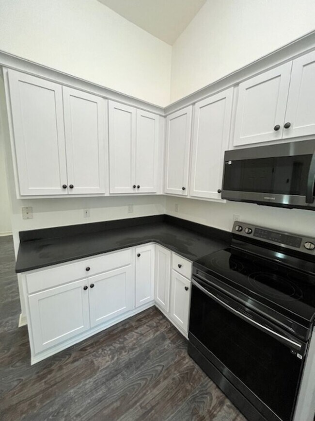 Building Photo - Beautiful and completely Renovated 3/2 fen...