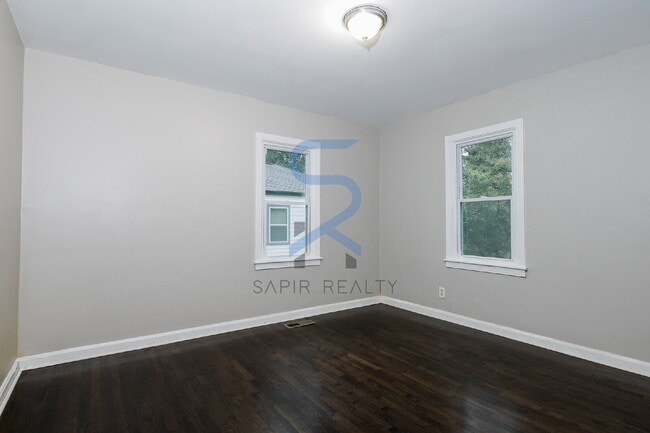 Building Photo - 1123 Graymont Dr SW