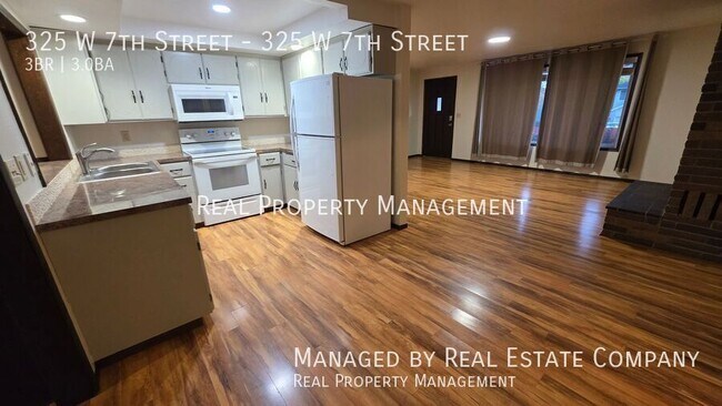 Building Photo - 325 W 7th St