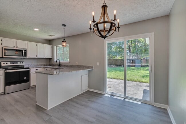 Building Photo - Nicely Renovated Ranch in Richmond Hill with Hard Surface Floors Throughout