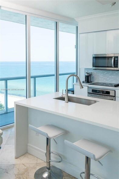 Building Photo - 6515 Collins Ave