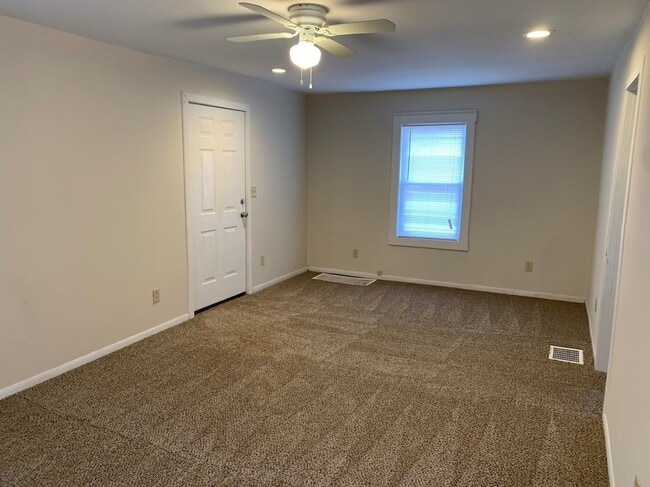 Building Photo - Updated and Spacious 2 Bedroom Home!