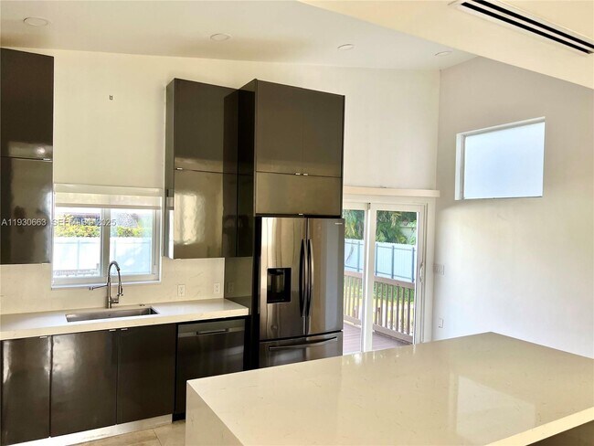 Building Photo - 2536 Flamingo Ln