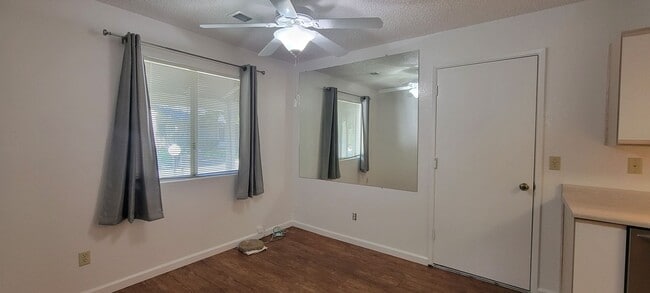 Building Photo - 2 Bedroom Condo Near Sacramento River Trail