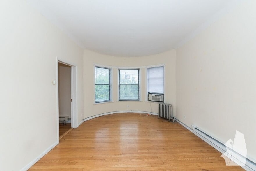 Building Photo - 917 W Waveland Ave