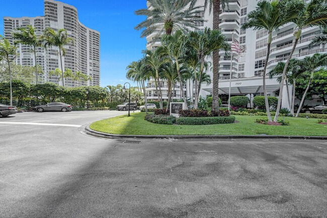 Building Photo - 3500 Mystic Pointe Dr