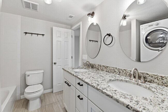 Building Photo - $2,540.95 - 4 Bed, 2 Bath Home in Aurora with Central AC, and In Unit Laundry!