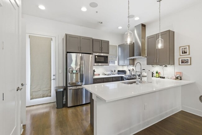 Building Photo - $500 RENT CREDIT if Leased by SEPT 1ST. Location, location, location! Modern Turnkey Townhome Ste...