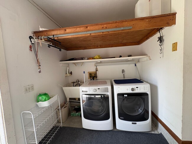 Building Photo - Large studio apartment with use of pool!