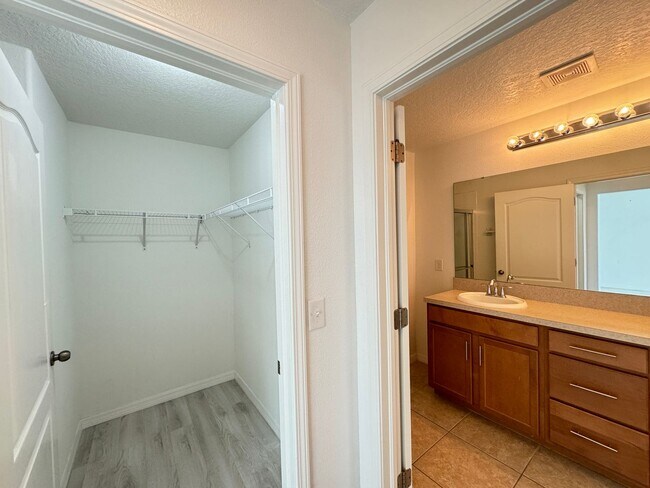 Building Photo - Great Townhome Close to Winter Garden vill...