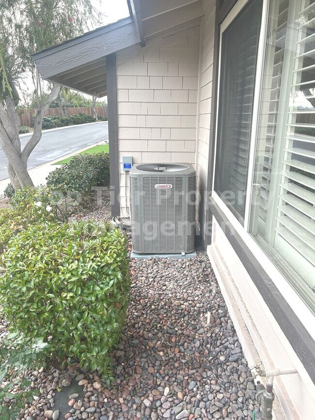 Building Photo - ***FULLY RENOVATED 2 bed / 2 bath / 1,120 sqft Home in 55+ Nob Hill Community - Available NOW***