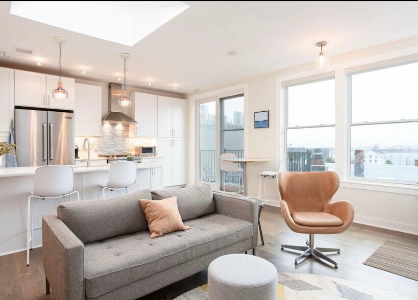 Building Photo - 62 India St