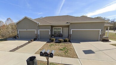 Building Photo - 2 bed / 2.5 Bath Townhome with Walk-Out Basement.