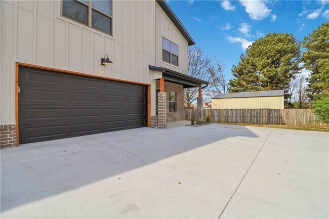 Building Photo - 3406 SE K St