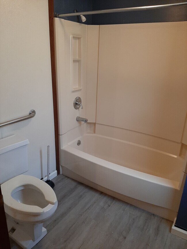 Building Photo - (1614 8th Ave)