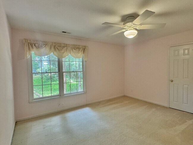 Building Photo - 4 Bed | 2.5 Bath House in Chapel Hill