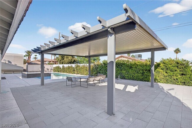 Building Photo - 363 E Robindale Rd