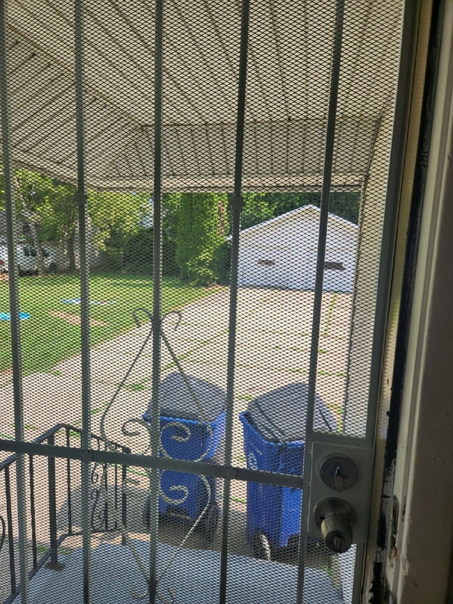Building Photo - "2-Bedroom Duplex Downstairs Unit -Perfect...