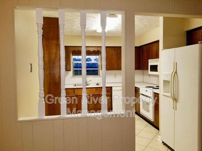 Building Photo - 2758 Oakdale Dr W