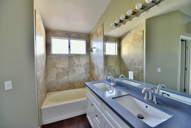 Building Photo - Gorgeous 4BED/2.5 BATH 2 Story Home Locate...