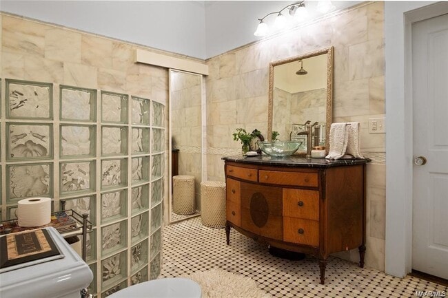 Building Photo - 345 S Washington St